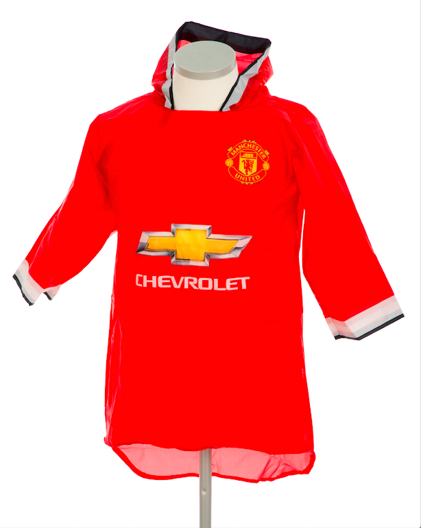 Til kamp mod regn og blæst med en ægte Man U Rain-Mac. Vejl. pris 199,-