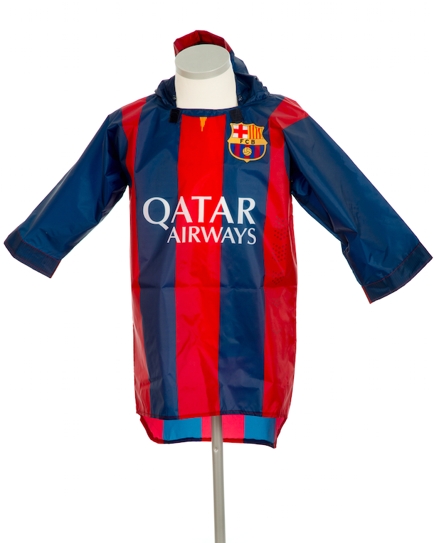 Til kamp mod regn og blæst med en ægte Barca Rain-Mac. Vejl. pris 199,-