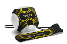 Indlæs billede til gallerivisning SKLZ Star Kick - Selvtræner til unge fodboldspillere
