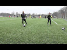 Indlæs og afspil video i gallerivisning SKLZ Star Kick- Selvtræner til unge fodboldspillere
